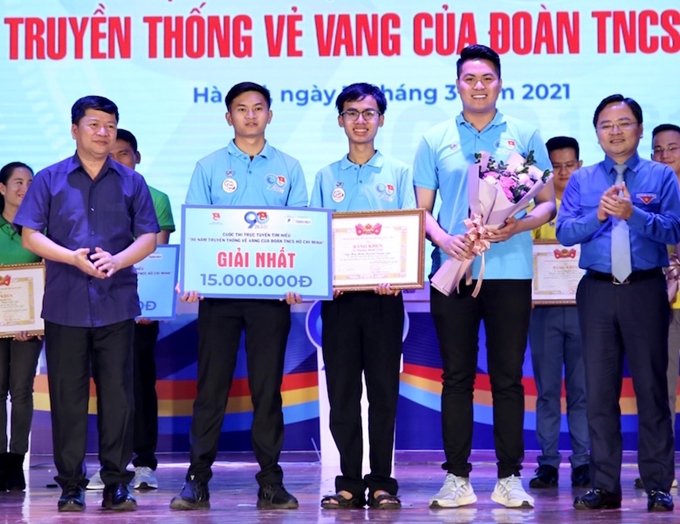 El primer secretario de la Unión juvenil Nguyen Anh Tuan (al margen de izquierda) entrega el primer premio a los participantes.
