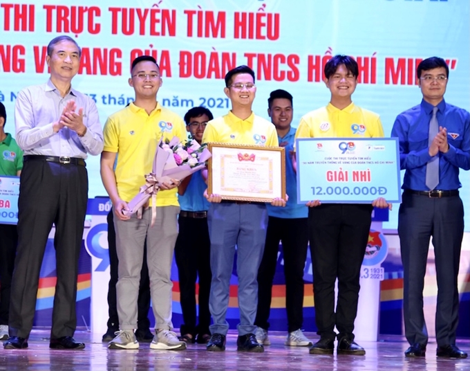 El equipo de Tan Bien gana el segundo premio.