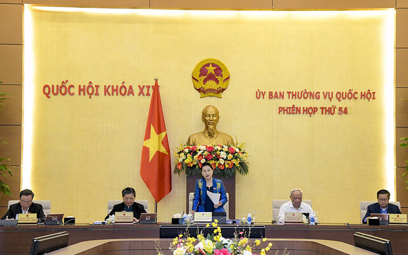 La presidenta del Parlamento Nguyen Thi Kim Ngan preside la reunión.