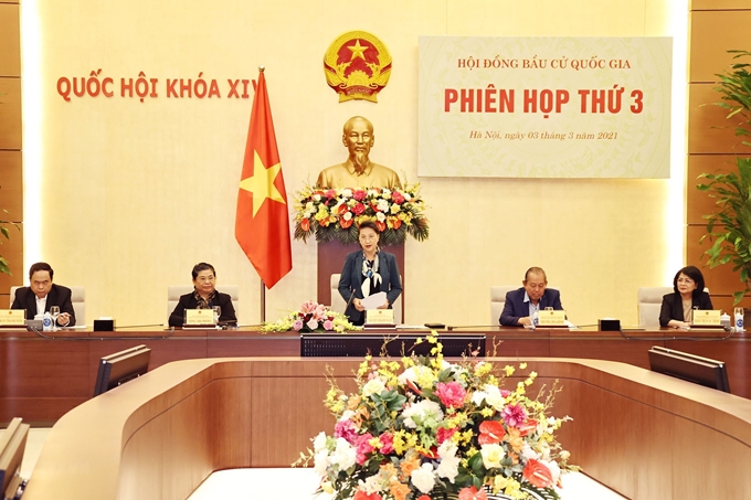 La presidenta de la Asamblea Nacional de Vietnam Nguyen Thi Kim Ngan (c) interviene en la tercera reunión del Consejo Electoral Nacional.