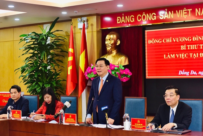 El secretario del Comité del Partido de Hanói, Vuong Dinh Hue, interviene en la reunión.