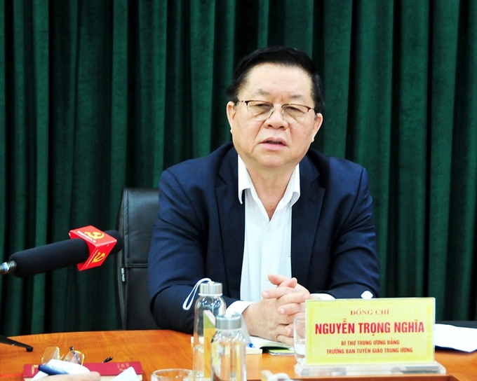 Nguyen Trong Nghia, jefe de la Comisión de Propaganda y Educación del Partido Comunista de Vietnam interviene en la reunión.