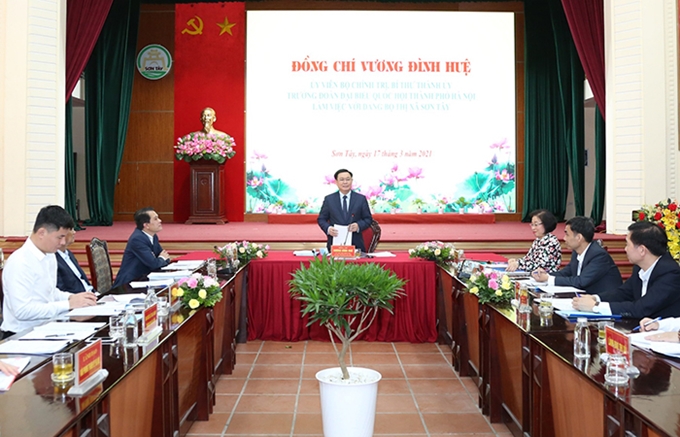 miembro del Buró Político, secretario del Comité del Partido en Hanói y jefe de la delegación de diputados de la capital, Vuong Dinh Hue, interviene en la reunion.