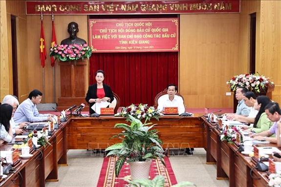 La presidenta del Parlamento vietnamita, Nguyen Thi Kim Ngan, pronuncia su discurso en la reunión con el Comité Directivo para los asuntos electorales de la provincia de Kien Giang. (Foto: VNA)