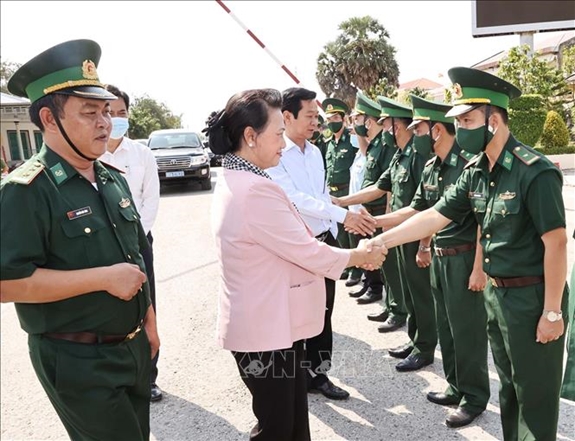 La líder del Legislativo de Vietnam se reúne con soldados de las Fuerzas de Guardia Fronteriza de la ciudad de Ha Tien. (Foto: VNA)