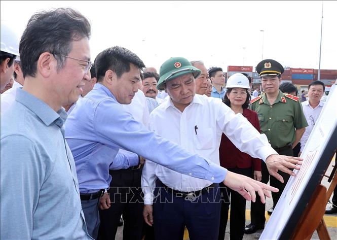 El primer ministro de Vietnam, Nguyen Xuan Phuc, junto a otros funcionarios, examinan el proyecto del puerto Gemalink, en Cai Mep-Thi Vai. (Foto: VNA)
