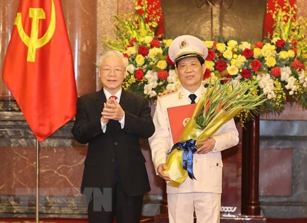 El máximo dirigente del país Nguyen Phu Trong entrega al Decisión de elevación de nivel militar al camarada Nguyen Van Son.