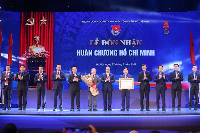 El primer ministro de Vietnam, Nguyen Xuan Phuc (tercero a la izquierda), otorga la Orden Ho Chi Minh a la Unión de Jóvenes Comunistas Ho Chi Minh.