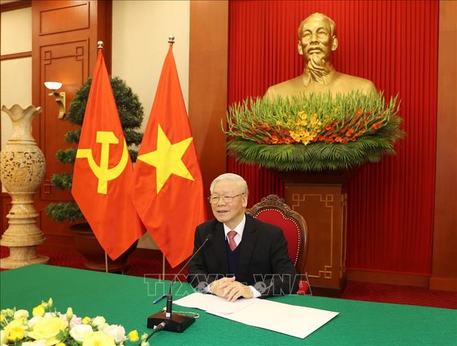El secretario general del Partido Comunista y presidente de Vietnam, Nguyen Phu Trong realiza la conversación telefónica con el presidente del Partido Liberal Democrático y primer ministro de Japón, Suga Yoshihide. (Foto: VNA)