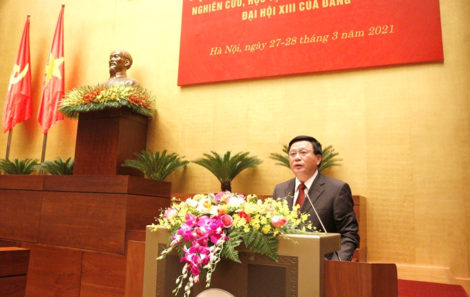 El director de la Academina Política Nacional Ho Chi Minh y presidente del Consejo Teórico Central, Nguyen Xuan Thang.