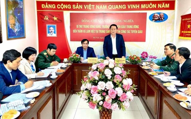 El jefe de la Comisión de Propaganda y Educación del Partido Comunista de Vietnam, Nguyen Trong Nghia, interviene en la reunión.