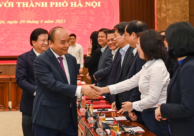 El jefe de Gobierno Nguyen Xuan Phuc se reúne con los representantes de Hanói.