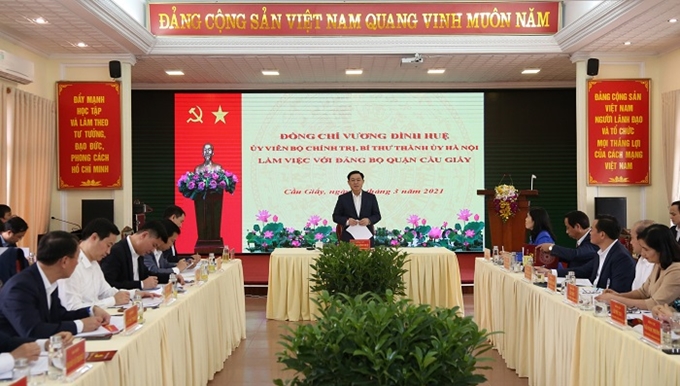 El secretario del Comité del Partido Comunista de Vietnam en Hanói y jefe de la delegación de los diputados de la capital, Vuong Dinh Hue, interviene en la reunión.