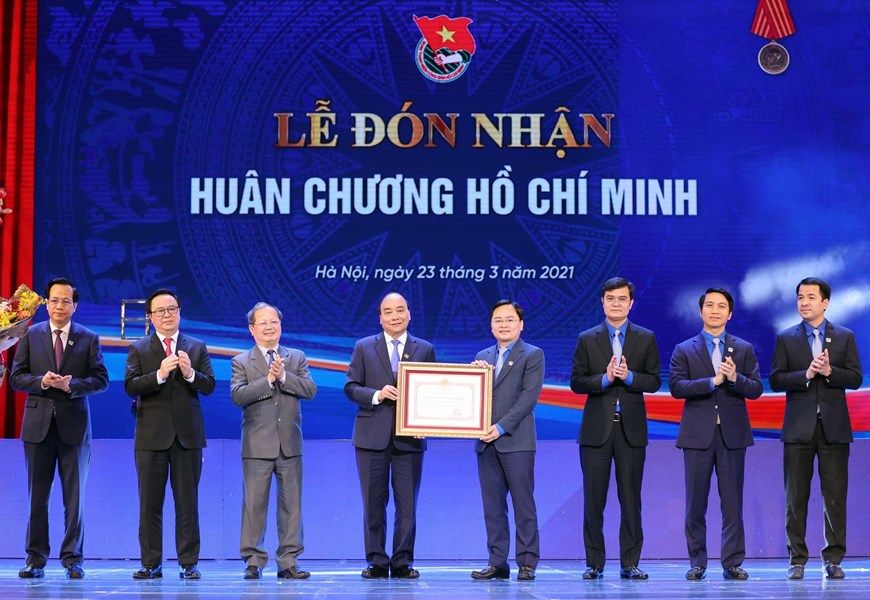 El primer ministro y jefe del Consejo Central de Emulación y Gratificación, Nguyen Xuan Phuc, entrega la Orden Ho Chi Minh a la Unión de Jóvenes Comunistas Ho Chi Minh. (Foto: VNA)