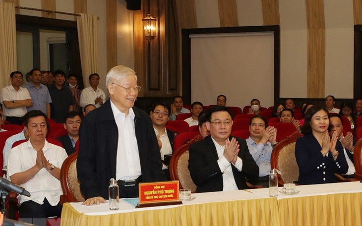 El secretario general del Partido Comunista y presidente de Vietnam, Nguyen Phu Trong (de pie), en la reunión. (Foto: VNA)