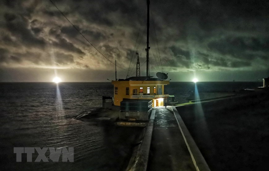 La belleza de la isla Da Lon A en la noche. Foto: VNA