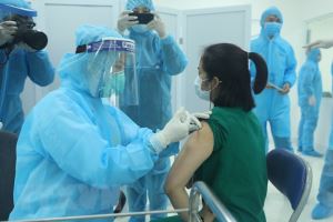 Inicia la vacunación contra el COVID-19 en Vietnam