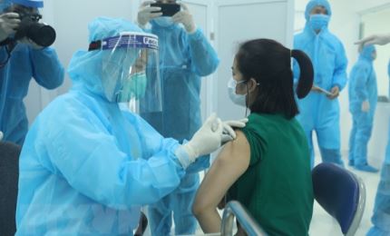 Inicia la vacunación contra el COVID-19 en Vietnam