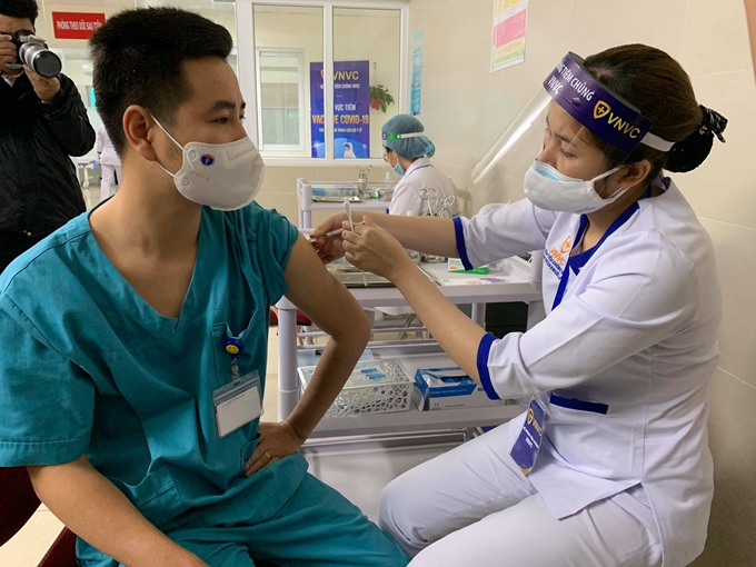 La primera fase de vacunación contra el covid-19 en el hospital Thanh Nhan.