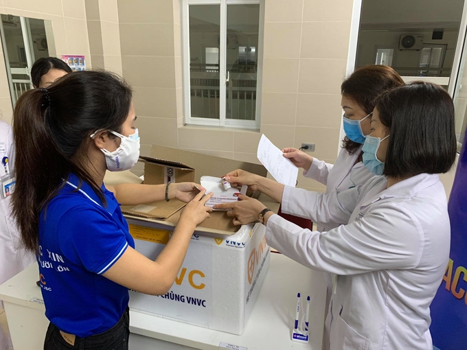 Con anterioridad, en la madrugada del 9 de marzo, las cajas de la vacuna contra el COVID-19 se transportaron de manera segura desde el almacenamiento en frío al sitio de inyección en le hospital Thanh Nhan en Hanói.