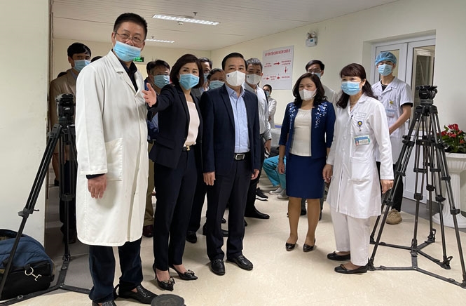 El vicepresidente del Comité Popular de Hanói, Chu Xuan Dung, junto con líderes del Instituto de Higiene y Epidemiología y dirigentes del Servicio de Salud Pública municipal revisa el sitio de vacunación en el hospital Thanh Nhan.