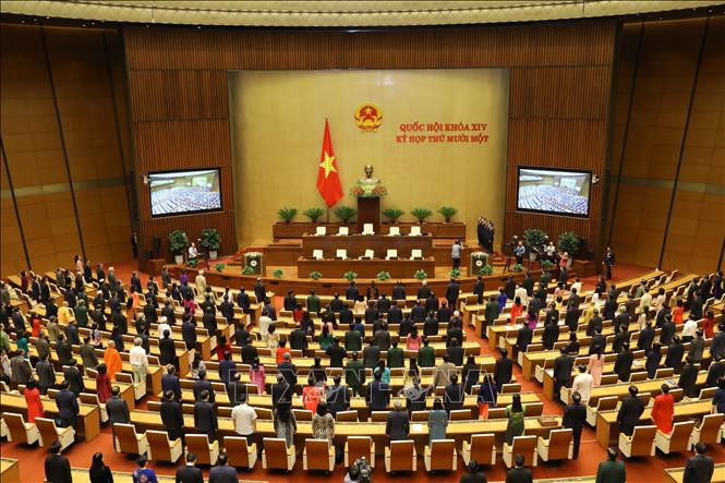 El acto de saludo a la bandera nacional en la sesión de clausura del undécimo período de sesiones de la Asamblea Nacional de Vietnam, XIV legislatura. (Foto: VNA)