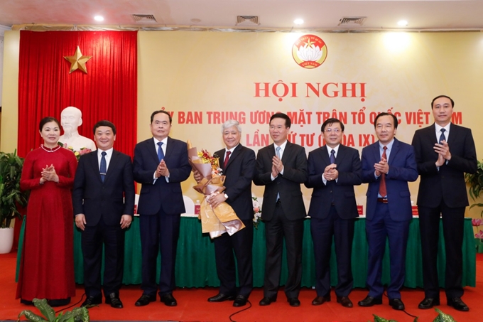 Dirigentes vietnamitas felicitan al nuevo presidente del Comité Central del FPV.