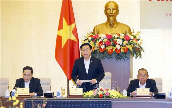 El presidente del Parlamento vietnamita, Vuong Dinh Hue (medio), dirige la quinta sesión del Consejo Nacional Electoral.