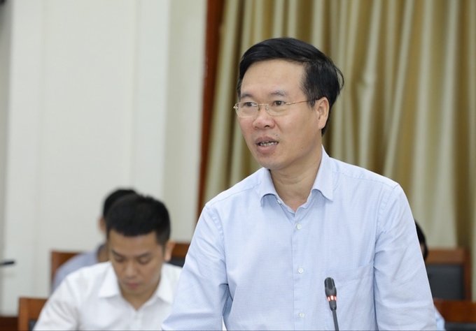 El miembro permanente del Secretariado Vo Van Thuong habla en el encuentro.