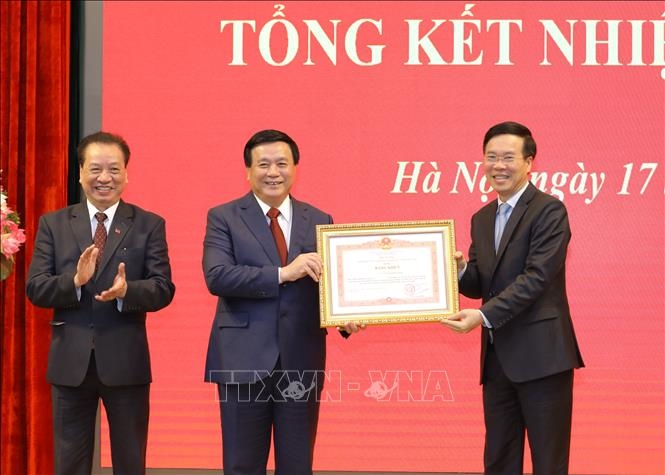 El miembro del Buró Político y permanente del Secretariado del Comité Central del Partido Comunista de Vietnam, Vo Van Thuong (d), entrega el certificado de mérito del Primer Ministro al Consejo Teórico Central. (Foto: VNA)