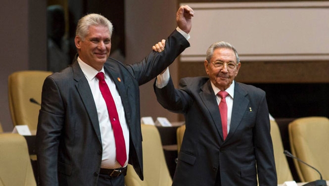 El General de Ejército de Cuba, Raúl Castro (d.), dio traspaso del poder al nuevo primer secretario del Partido Comunista PCC, Miguel Díaz-Canel Bermúdez.