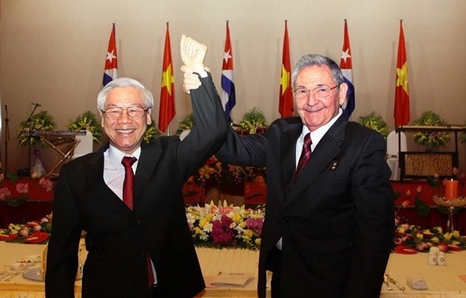El secretario general del Partido Comunista de Vietnam, Nguyen Phu Trong (i), y el ex primer secretario del Partido Comunista de Cuba, Raúl Castro Ruz.