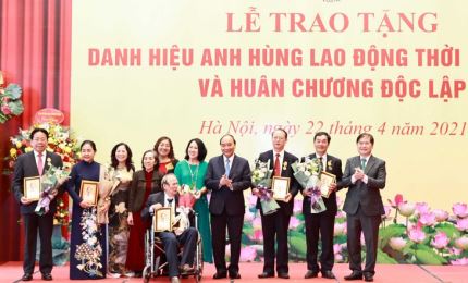 Honran a cinco académicos y científicos vietnamitas con el título “Héroe de Trabajo”