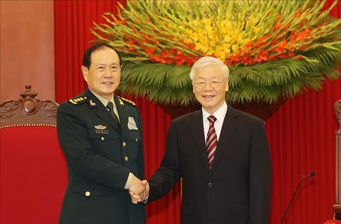 El secretario general del Partido Comunista de Vietnam, Nguyen Phu Trong (d) y el ministro de Defensa chino, coronel general Wei Fenghe.