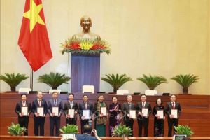 Diputados de la XIV legislatura condecorados con insignias conmemorativas