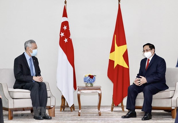 El primer ministro Pham Minh Chinh se reúne con el primer ministro de Singapur, Lee Hsien Loong. Foto: VNA.