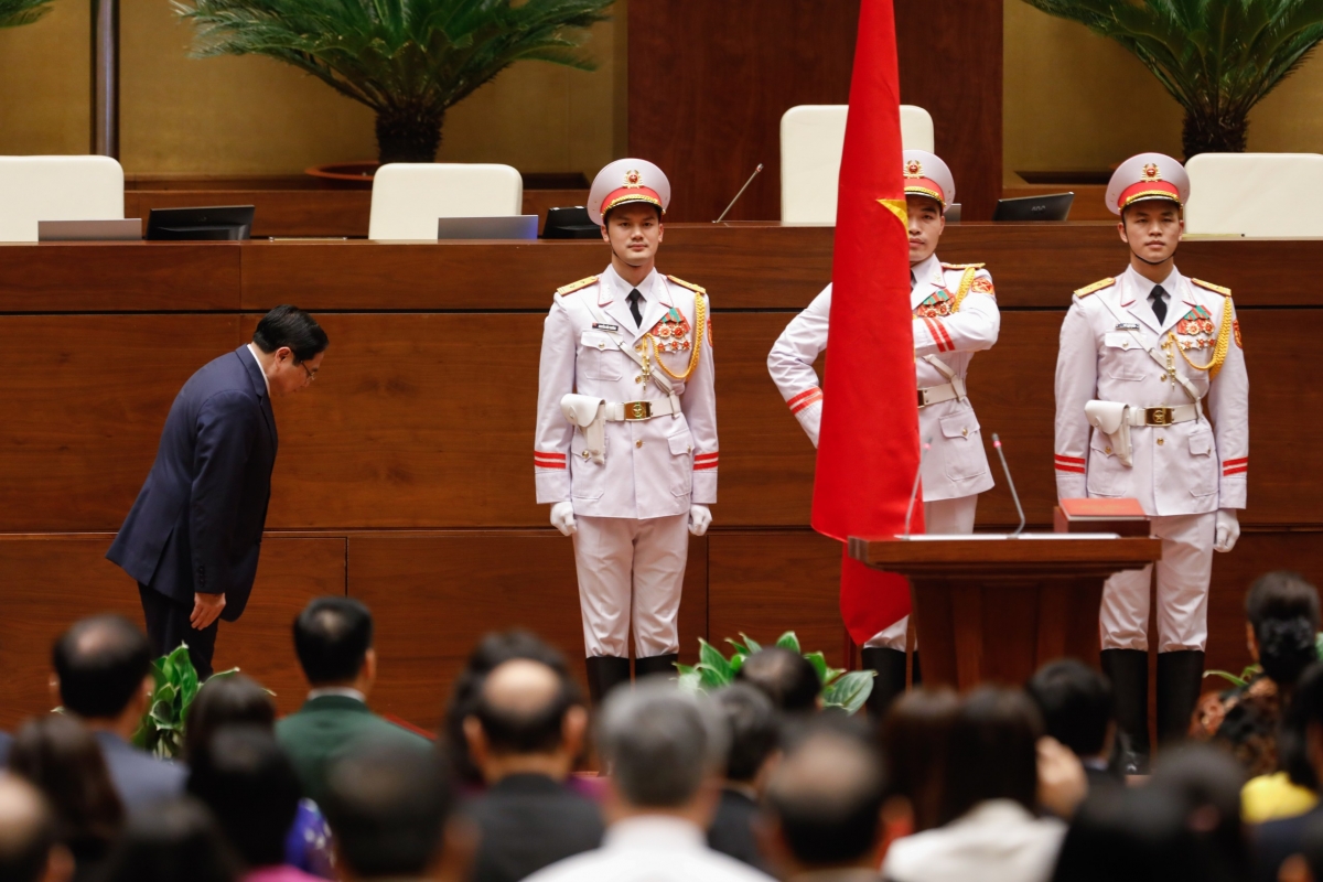 El nuevo primer ministro Pham Minh Chinh realiza el juramento ante la bandera nacional.