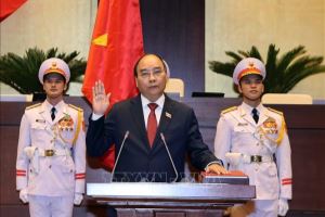 Nguyen Xuan Phuc presta juramento al cargo de presidente de Vietnam