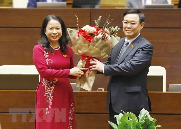 El presidente del Parlamento Vuong Dinh Hue felicita a la nueva vicepresidenta del país Vo Thi Anh Xuan.