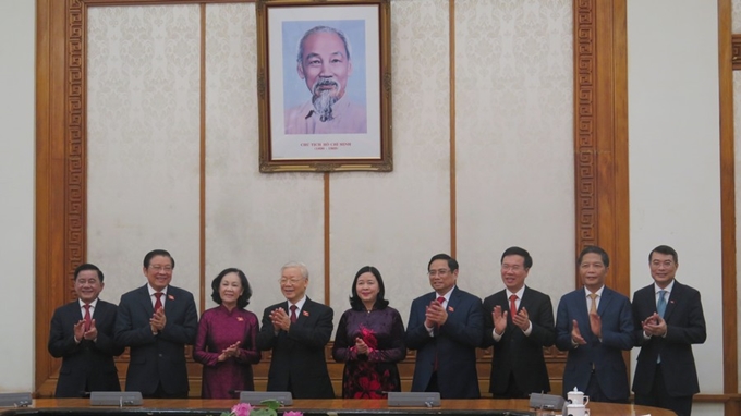 Altos dirigentes del PCV felicitan a Truong Thi Mai y Bui Thi Minh Hoai.