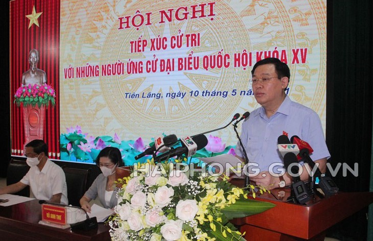 El presidente de la Asamblea Nacional de Vietnam, Vuong Dinh Hue, dirige la reunión. (Foto: haiphong.gov.vn)