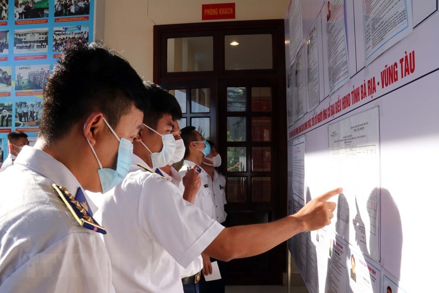 Oficiales y soldados estudian la información de los candidatos en el Cuartel General de la Guardia Costera de la región número 3. (Foto: VNA)