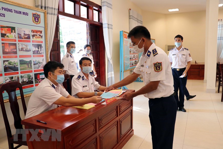 Oficiales y soldados recogen votos en el Cuartel General de la Guardia Costera de la región número 3. (Foto: VNA)
