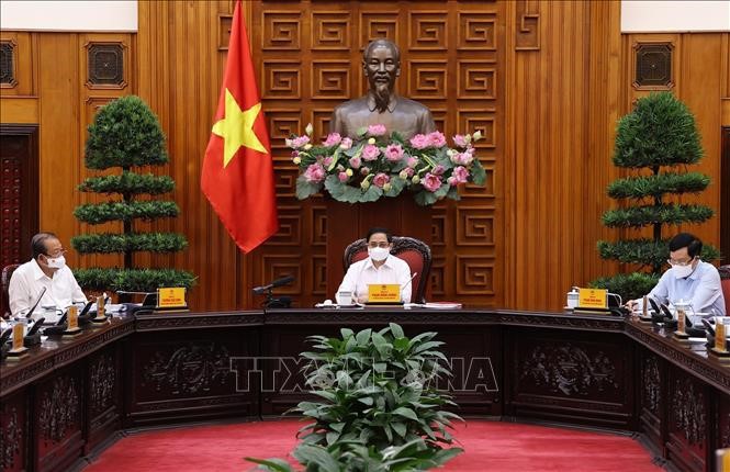 El primer ministro Pham Minh Chinh conduce la reunión. (Foto: VNA)