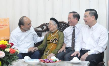 Premier vietnamita visita a familias con méritos revolucionarios