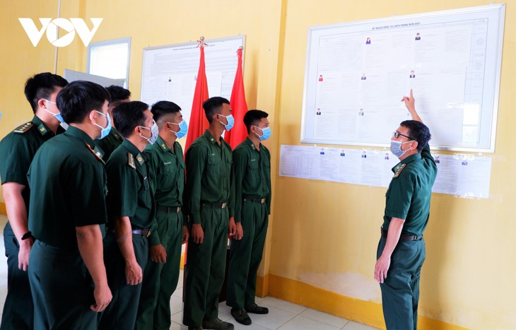 La provincia de An Giang asegura que todos los soldados acuartelados y pobladores locales estén informados de la biografía de los candidatos. Foto: VOV.