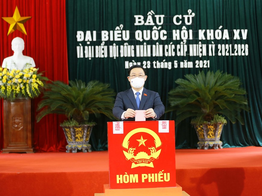 El presidente de la Asamblea Nacional, Vuong Dinh Hue, emite su voto en la mesa de votación número 1, en el distrito de An Lao, de la ciudad de Hai Phong (Foto: VNA)
