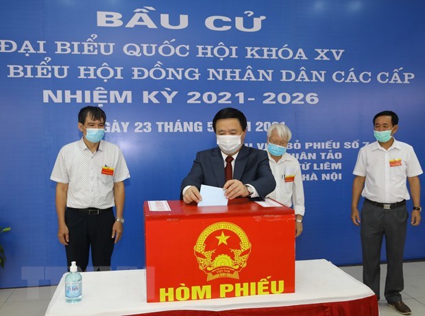 El director de la Academia Nacional de Política Ho Chi Minh, Nguyen Xuan Thang, emite su voto en el distrito de Bac Tu Liem, Hanoi. (Foto: VNA)