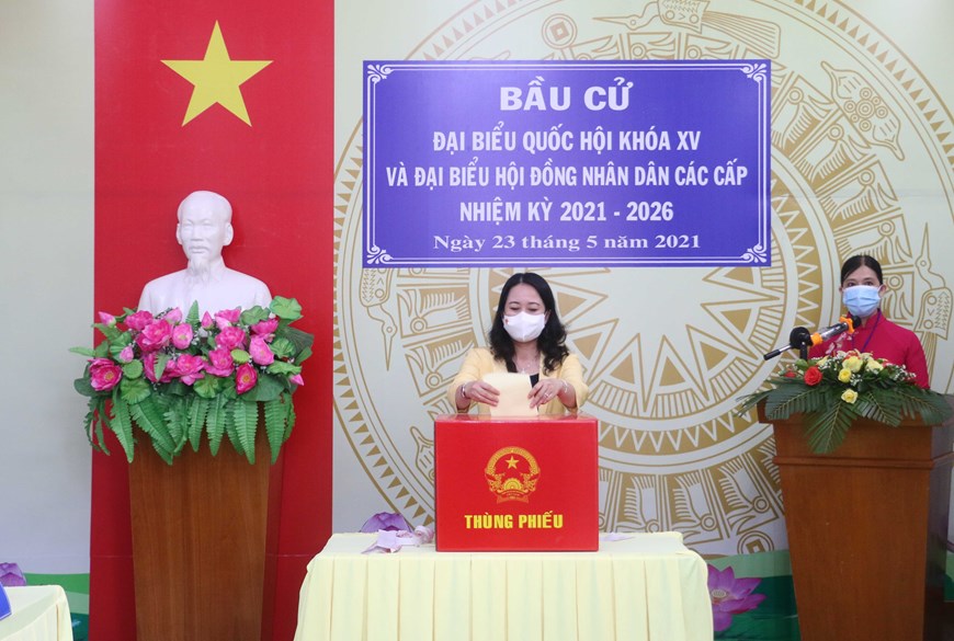 La miembro del Comité Central del Partido, subtitular del Consejo Electoral Nacional y también vicepresidenta del país, Vo Thi Anh Xuan, vota para elegir a los diputados de la Asamblea Nacional de la XV legislatura y los consejos populares de distintos niveles para la etapa 2021-2026 (Foto: VNA)