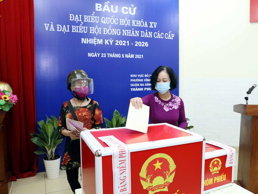 La miembro del Buró Político y jefa de la Comisión de Organización del Comité Central, Truong Thi Mai, vota en la unidad electoral del barrio Vinh Phuc, distrito de Ba Dinh, en Hanoi (Foto: VNA)
